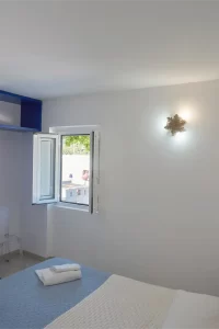 Casa Giulia, all'interno del complesso di case vacanze di Villa Bersani a Capri - finestra camera matrimoniale