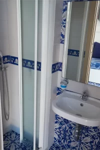 Casa Giulia, all'interno del complesso di case vacanze di Villa Bersani a Capri - bagno