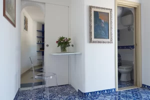 Casa Giulia, all'interno del complesso di case vacanze di Villa Bersani a Capri - tavolino