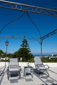 Casa Giulia, all'interno del complesso di case vacanze di Villa Bersani a Capri - gazebo con vista