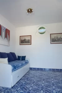 Casa Giulia, all'interno del complesso di case vacanze di Villa Bersani a Capri - divano letto
