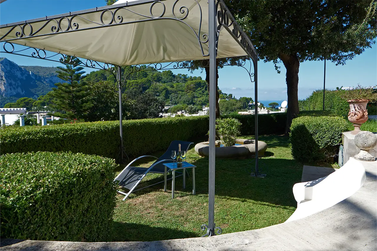 Casa Stefano all'interno del complesso di case vacanze a capri di Casa bersani, terrazza con giardino