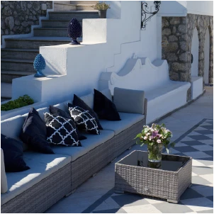 salottino esterno villa raffaella all'interno del complesso di case vacanze a capri di Casa bersani
