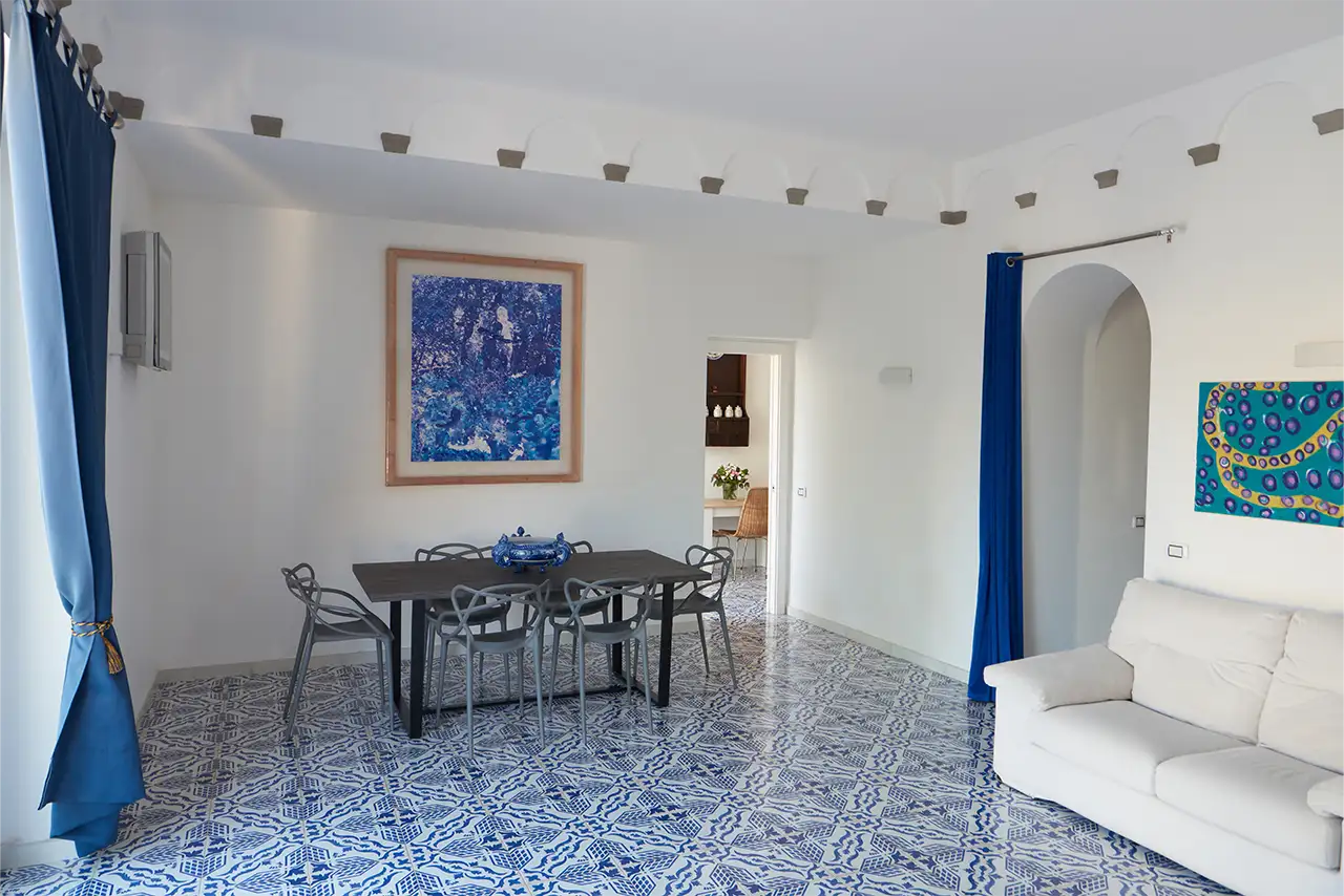 villa raffaella all'interno del complesso di case vacanze a capri di Casa bersani, sala da pranzo